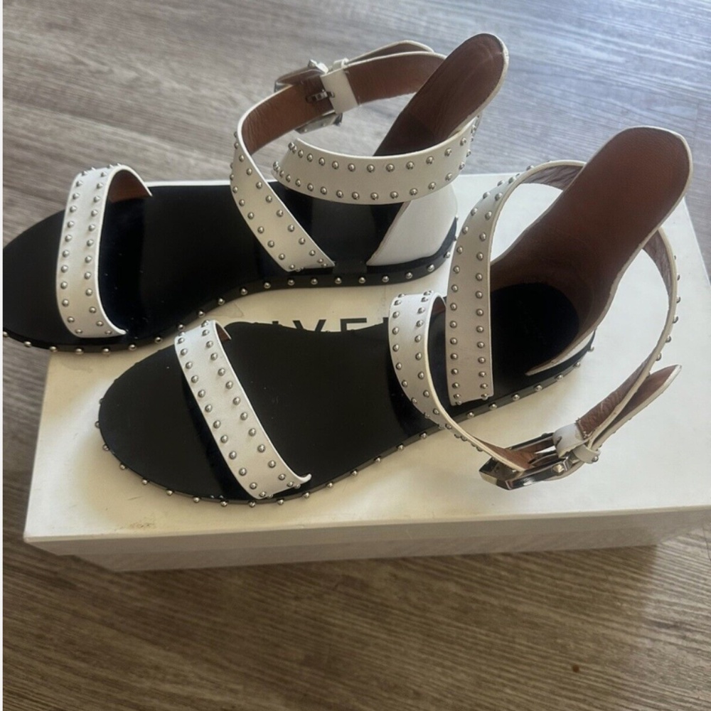 GIVENCHY Women's Leather Studded Silver Strap Sandals Shoes Flat White Size 39,5
